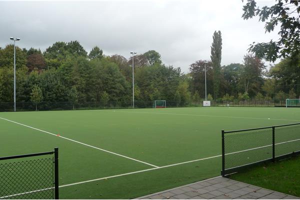 Aanleg kunstgras hockeyveld semi-water - Sportinfrabouw NV